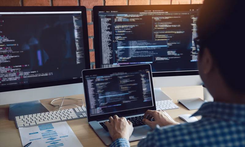 数据科学选型:R与Python如何赋能通道网站建设?